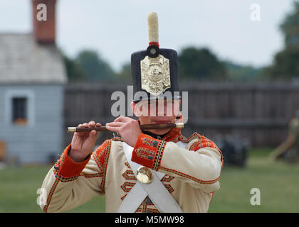 Ein Mitglied der Fife und Drum Band am Fort George National Historic Site, Niagara-on-the-Lake, Ontario, Kanada Stockfoto