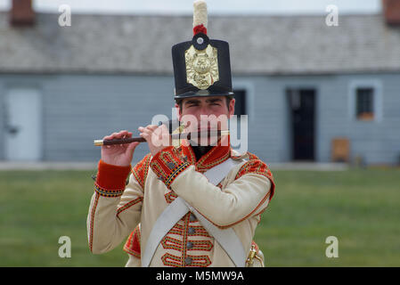 Ein Mitglied der Fife und Drum Band am Fort George National Historic Site, Niagara-on-the-Lake, Ontario, Kanada Stockfoto