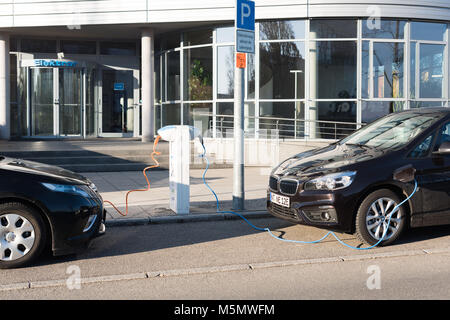 Ich BMW und Opel Ampera Elektroauto geladen wird Stockfoto