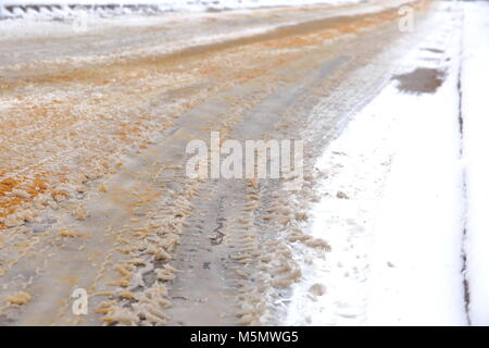 Die reflektierte Lauffläche der Reifen auf Neuschnee sagt viel über die Qualität und Eignung der Reifen für den Einsatz. Stockfoto