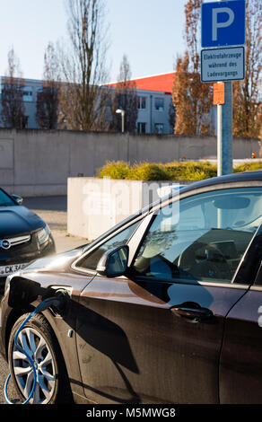 BMW ich Elektroauto geladen wird Stockfoto