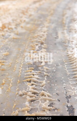 Die reflektierte Lauffläche der Reifen auf Neuschnee sagt viel über die Qualität und Eignung der Reifen für den Einsatz. Stockfoto
