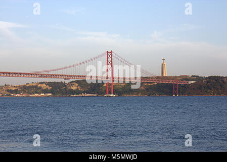 Die Brücke "25 de Abril" von Lissabon, Almada, über den Fluss Tejo, Lissabon, Portugal Stockfoto