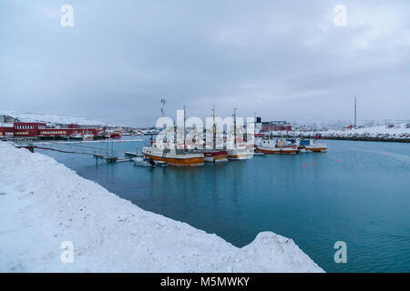 Von dem kleinen Fischerort Batsfjord, Finnmark County, North Norwegen. Die meisten der Fischereiflotte ist aufgrund der schlechten Wettervorhersage Port. Stockfoto