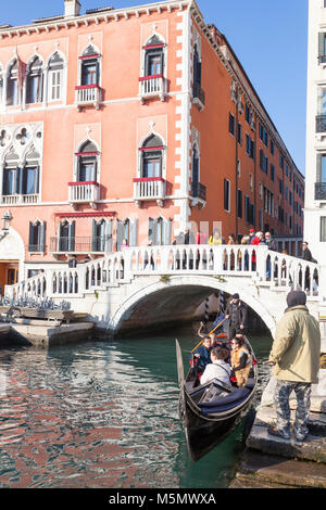 Gondel über den Touristen vor dem Hotel Danieli Riva degli Schiavoni, Castello, Venice, Italien offload mit einem Mann wartet mit einem Enterhaken ho Stockfoto