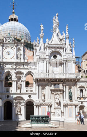 Innenhof des Dogen Palast, Palazzo Ducale, oder Ducal Palace, Venedig, Venetien, Italien mit einem aus dem 16. Jahrhundert und den Kopf in den foregrou Stockfoto