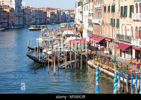 Grand Canal und Riva del Vin bei Sonnenaufgang Venedig, Venetien, Italien, gesehen von der Rialtobrücke mit ihren Gondeln Gondoliere vorzubereiten für den Tag Stockfoto