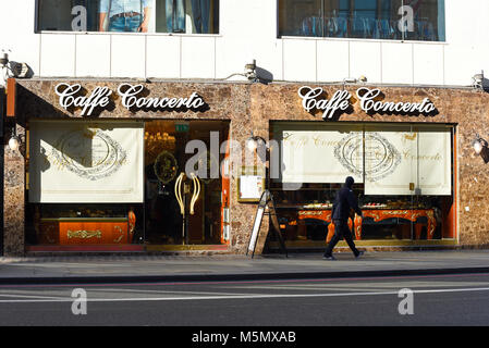 Caffe Concerto Coffee Shop in die Brompton Road, Knightsbridge, London, UK. Person. Passant Stockfoto