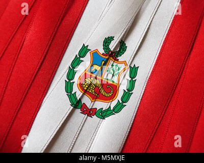 Peruanische Flagge oder Fahne mit roten und weißen Bändern aus Stockfoto