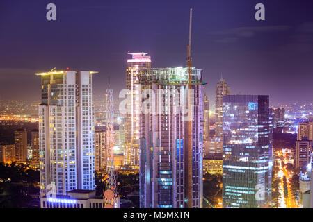 Manila, Philippinen - 25.Februar 2018: Eleveted, Nachtaufnahme von Makati, dem Geschäftsviertel von Metro Manila
