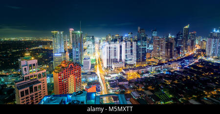 Manila, Philippinen - 25.Februar 2018: Eleveted, Nachtaufnahme von Makati, dem Geschäftsviertel von Metro Manila