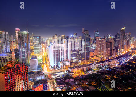 Manila, Philippinen - 25.Februar 2018: Eleveted, Nachtaufnahme von Makati, dem Geschäftsviertel von Metro Manila