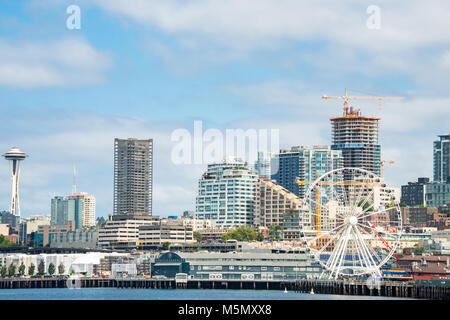 Blick auf die Skyline von Seattle Space Needle. Tolles Rad. Stockfoto