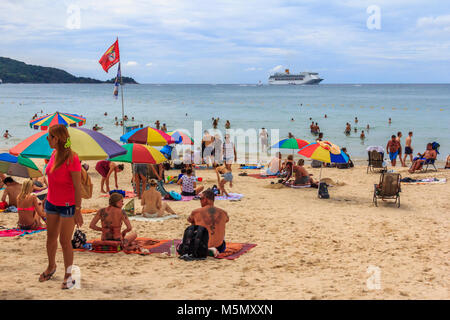 Die Leute am Strand Patong mit Schiff im Hintergrund, Phuket, Thailand Stockfoto