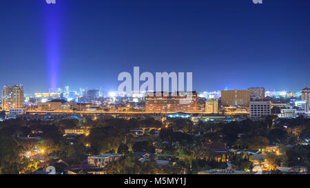 Manila, Philippinen - 25.Februar 2018: Nacht Blick auf Manila, Ansicht von Makati Bezirk, Philippinen