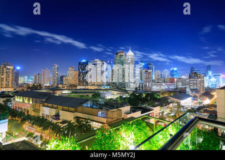 Manila, Philippinen - 25.Februar 2018: Eleveted, Nachtaufnahme von Makati, dem Geschäftsviertel von Metro Manila, Philippinen
