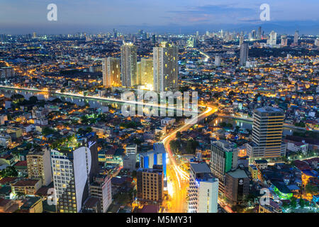 Manila, Philippinen - Feb 25, 2018: Nachtansicht von Mandaluyong, Ansicht von Makati, Metro Manila, Philippinen Stockfoto