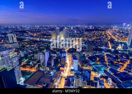 Manila, Philippinen - Feb 25, 2018: Nachtansicht von Mandaluyong, Ansicht von Makati, Metro Manila, Philippinen Stockfoto