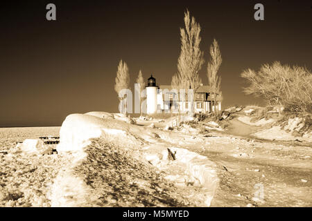 Die Außenseite des historischen Point Betsie Lighthouse auf Sandy Lake Michigan Strand im Winter im Infrarot. Stockfoto