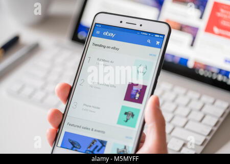 Surfen im eBay Shop auf einem Smartphone Stockfoto