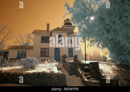 Die Außenseite des historischen Mission Point Lighthouse im Winter im Infrarot. Stockfoto