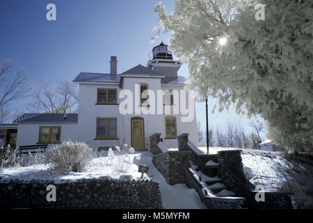 Die Außenseite des historischen Mission Point Lighthouse im Winter im Infrarot. Stockfoto