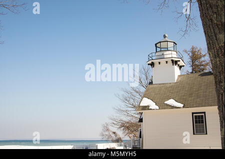 Die Außenseite des Alten Mission Leuchtturm in Traverse City, Michigan im Winter. Stockfoto