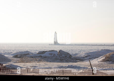 Frankfurt Nord Wellenbrecher historischen Leuchtturm im Nebel am Ufer des Lake Michigan im Winter. Stockfoto