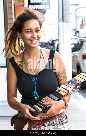 Itajai, Santa Catarina, Brasilien - Februar 22th, 2018: einen weiblichen brasilianischen Street Armbänder Anbieter, mit Tattoo und Piercing im Gesicht auf der Straße Lächeln. Stockfoto