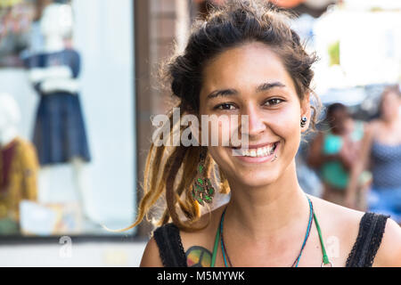 Itajai, Santa Catarina, Brasilien - Februar 22th, 2018: einen weiblichen brasilianischen Street Armbänder Anbieter, mit Tattoo und Piercing im Gesicht auf der Straße Lächeln. Stockfoto