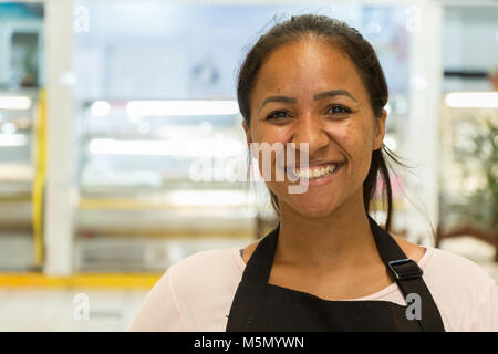 Itajai, Santa Catarina, Brasilien - Februar 22th, 2018: eine Arbeiterin im Mercado do Peixe (Fischmarkt) im Hafen von Itajai. Stockfoto