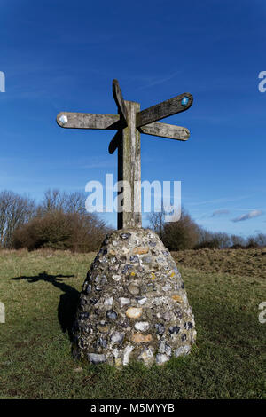 Ein 4-poliger Wegweiser vor blauem Himmel auf dem South Downs Way South Downs National Park West Sussex Stockfoto