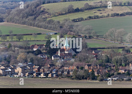 Blick auf South Harting Pfarrkirche St. Maria und St. Gabriel von der South Downs Way South Downs National Park West Sussex Stockfoto