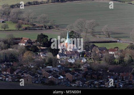 Blick auf South Harting Pfarrkirche St. Maria und St. Gabriel von der South Downs Way South Downs National Park West Sussex Stockfoto