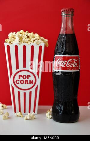 Coca Cola und Popcorn Stockfoto