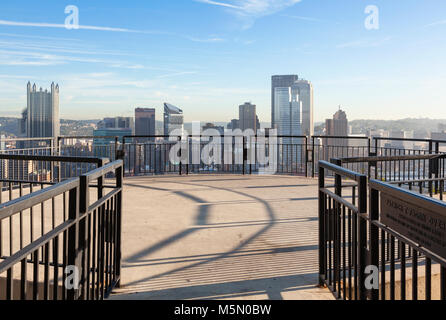 Der Patrick T. Fagan Blick auf Emerald View Park mit der Innenstadt von Pittsburgh Skyline im Hintergrund. Pittsburgh, Pennsylvania, USA. Stockfoto