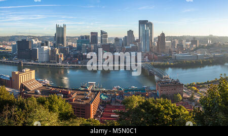 Die Innenstadt von Pittsburgh Skyline mit dem Monongahela River in Pittsburgh, Pennsylvania, USA. Stockfoto