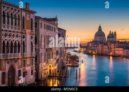 Grand Canal in der Nacht mit Basilika Santa Maria della Salute, Venedig, Italien Stockfoto