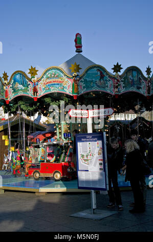 Stadtzentrum von Ulm, Badem der rot-gruenen Rentenreformplaene, Bayern Deutschland während des Weihnachtsmarktes, Weichnachtsmarkt, an einem sonnigen Tag mit sehr blauen Himmel. Stockfoto