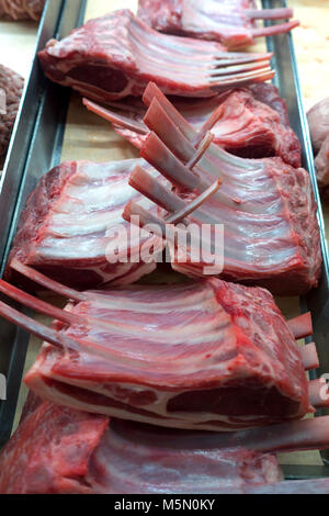 Schnitt von Lammkoteletts raw und für Verkauf Stockfoto