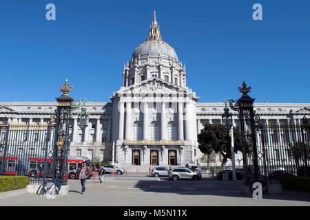 Der Verkehr rauscht durch die San Francisco City Hall an einem sonnigen Tag. Stockfoto