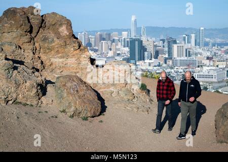 Zwei Männer besuchen Corona Höhen in San Francisco Stockfoto