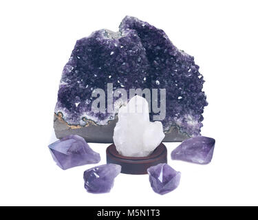 Klare Quarz Cluster von Amethyst druse Geode und Amethyst lila Punkten umgeben, auf weißem Hintergrund Stockfoto