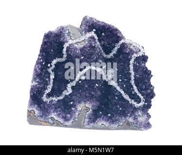 Klare Quarz stolperten Chips Halskette präsentiert auf Amethyst geode auf weißem Hintergrund Stockfoto