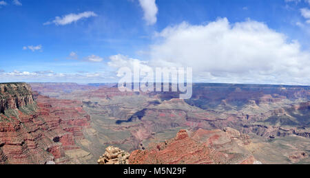 Grand Canyon Nat Park S Kaibab Trail wie gesehen aus. In diesem Foto von Yaki Point auf der South Rim, der South Kaibab Trail genommen kann gesehen werden, Abstieg in die Schlucht. Ab hinter den Kalkstein Säule, links von der Mitte, der Weg schlängelt sich nach Rechts um O'Neil Butte, über mormonische Flach, dann die rote und weiße Serpentinen an der Tonto Plateau. Stockfoto