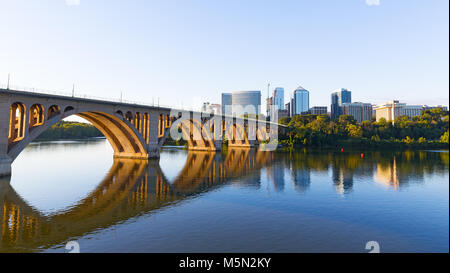 Die Brücke über den Potomac River mit dem städtischen Wolkenkratzer am frühen Morgen in Washington DC, USA. Ein Blick auf die Brücke und die Entwicklung der Stadt von Georgetown Stockfoto