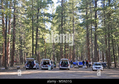 Grand Canyon North Rim Campground. Der North Rim Campground ist geöffnet von Mitte Mai bis Mitte Oktober. Vom National Park Service betrieben. Es gibt keine Hook-ups, jedoch gibt es ein Dump Station innerhalb der Campingplatz. Haustiere sind erlaubt, müssen aber stets angeleint werden, und dürfen nicht unbeaufsichtigt gelassen werden. Holz und Holzkohle Brände sind nur in sofern Camping Grills gestattet. Keine Sammlung von unten Holz - Holz kann an den gener erworben werden. Stockfoto