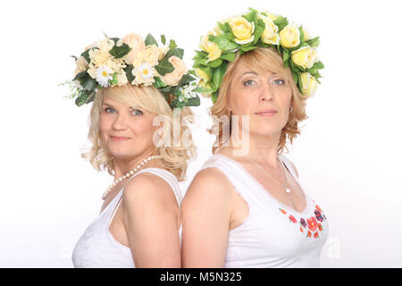 Zwei Freundinnen blonde Frauen in Kränze, wieder ein Lächeln zurück Stockfoto
