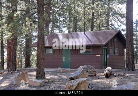 Grand Canyon North Rim Campground Restroom. Der North Rim Campground ist geöffnet von Mitte Mai bis Mitte Oktober. Vom National Park Service betrieben. Es gibt keine Hook-ups, jedoch gibt es ein Dump Station innerhalb der Campingplatz. Haustiere sind erlaubt, müssen aber stets angeleint werden, und dürfen nicht unbeaufsichtigt gelassen werden. Holz und Holzkohle Brände sind nur in sofern Camping Grills gestattet. Keine Sammlung von unten Holz - Holz kann an den gener erworben werden. Stockfoto