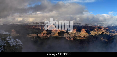 Grand Canyon Yaki Point Winter SR. Im Winter, der Weg zum Yaki Point und der South Kaibab Trailhead Parkplatz bleiben mit privaten Fahrzeugen aufgrund der Parkplätze und die Überlastung der Straßen geschlossen. Kostenlose Busse des Parks bieten den Besuchern den Zugang zu Yaki Point und der South Kaibab Trailhead während der Wintermonate. Der Kaibab/Rim Route Shuttle Bus bietet Zugang vom Besucherzentrum zu Yaki Point, t Stockfoto